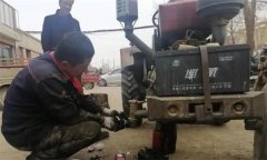 拖拉機固定作業(yè)和牽引其他車輛時應注意什么？